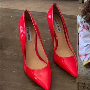 Steve Madden Patent Daisy Pump